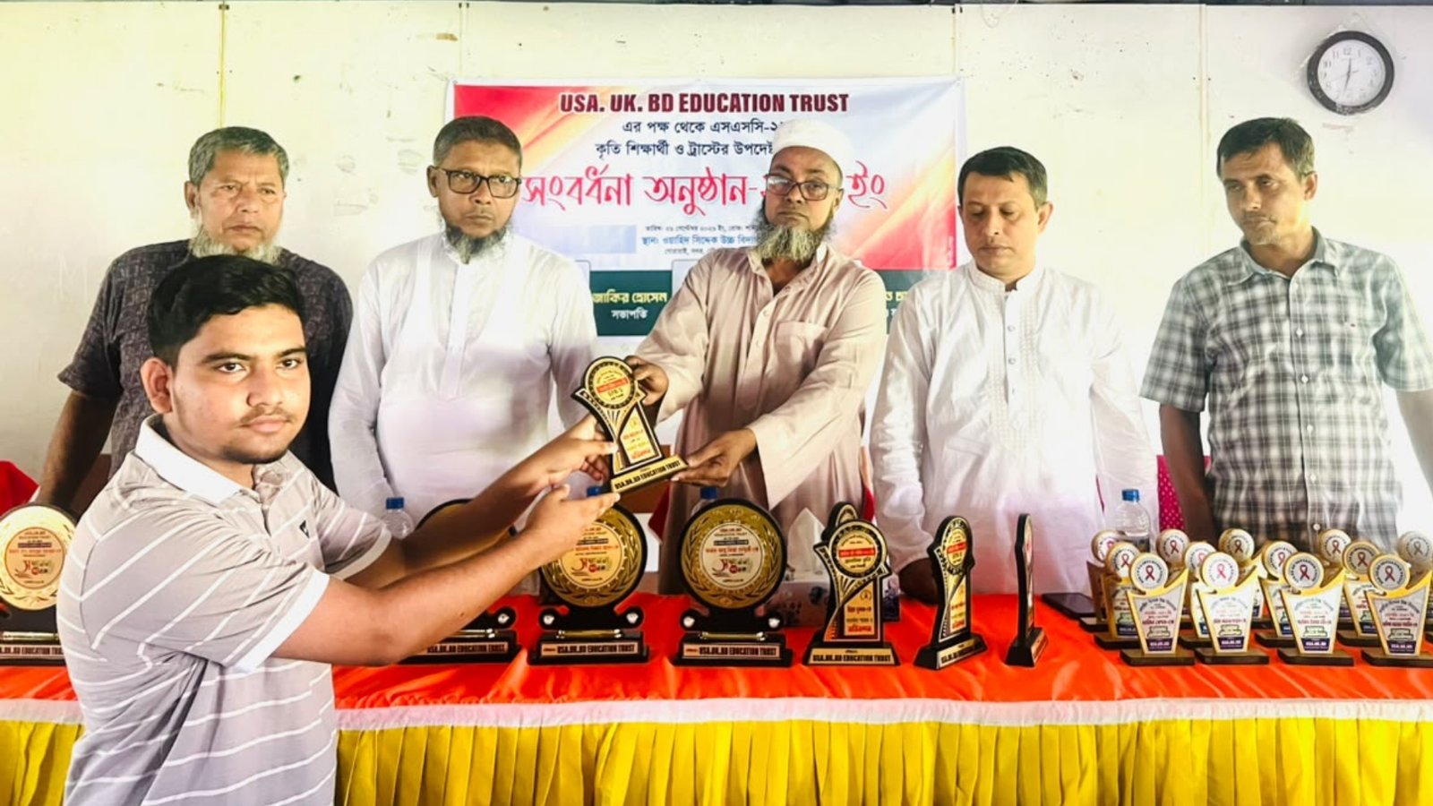 ওয়াহিদ সিদ্দেক উচ্চ বিদ্যালয়ে এসএসসি কৃতী শিক্ষার্থীদের সংবর্ধনা