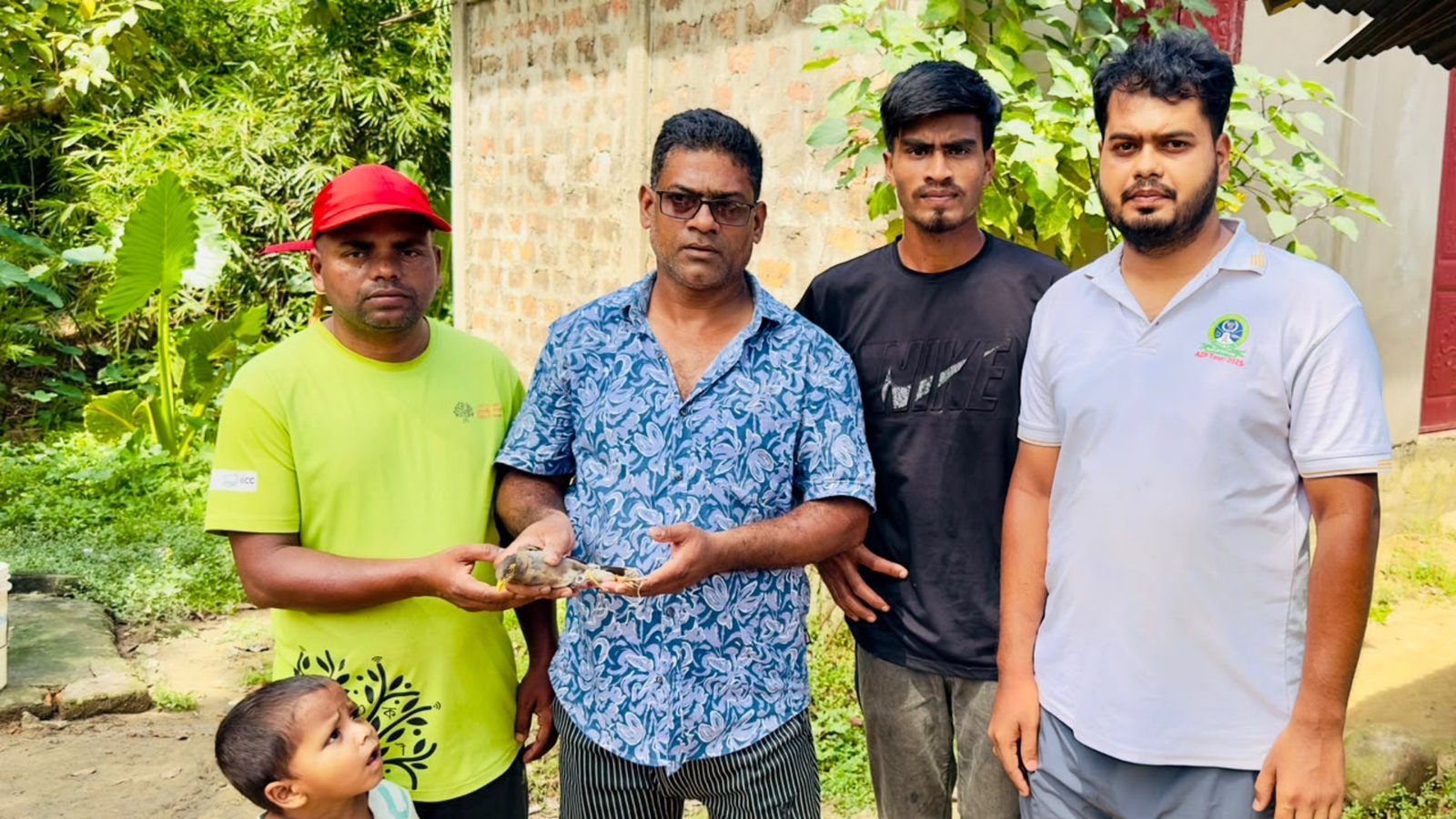 শ্রীমঙ্গলে ৪০ ফুট উঁচু মরা গাছ থেকে শালিক পাখি উদ্ধার