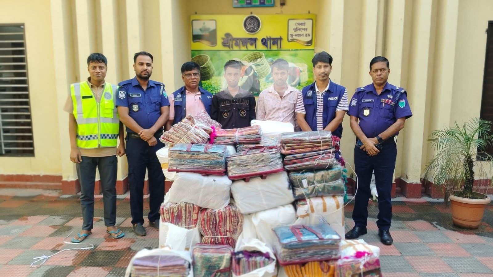 শ্রীমঙ্গলে সাড়ে ১৩ লাখ টাকার ভারতীয় শাড়ি জব্দ, গ্রেপ্তার ২