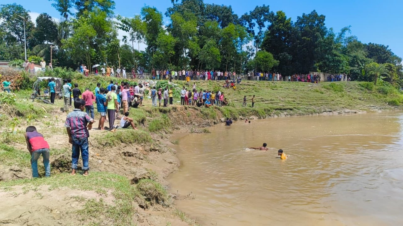কমলগঞ্জে ধলাই নদীতে টমটম, নিখোঁজ চালক