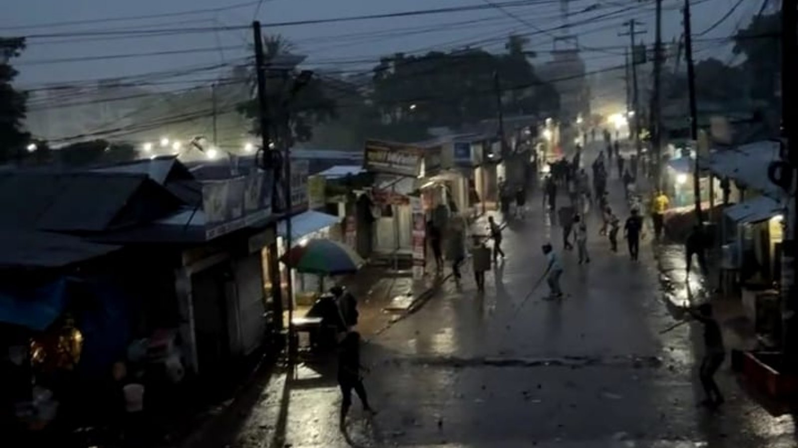 ফুটবল খেলা নিয়ে দুই গ্রামবাসীর সংঘর্ষ, রণক্ষেত্র মিরপুর; আহত ৫০