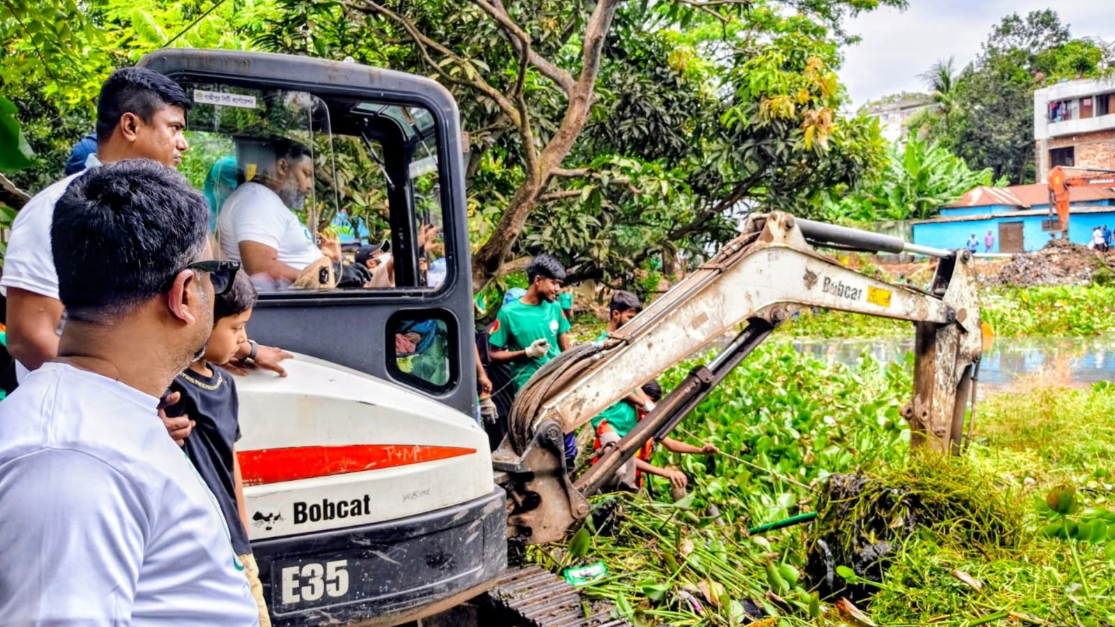 ১৫ বছর পর মধ্যপাড়া পুকুরে পরিচ্ছন্নতা অভিযান, পানিতে নামলেন এমপি রনি
