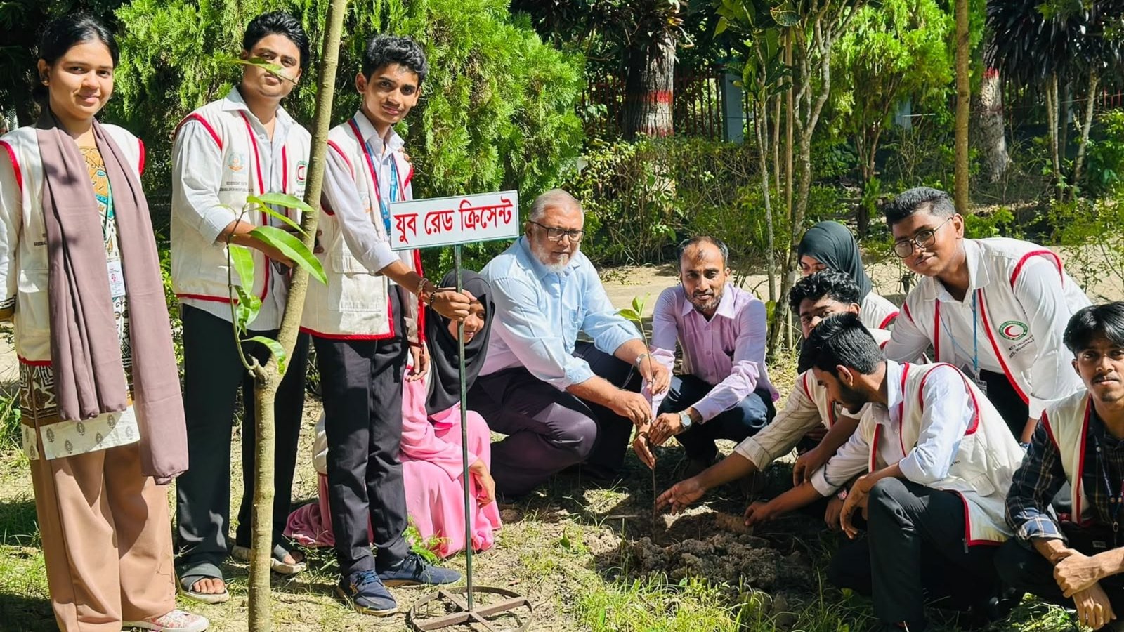 শ্রীমঙ্গল সরকারি কলেজে যুব রেড ক্রিসেন্টের বৃক্ষরোপণ কর্মসূচি