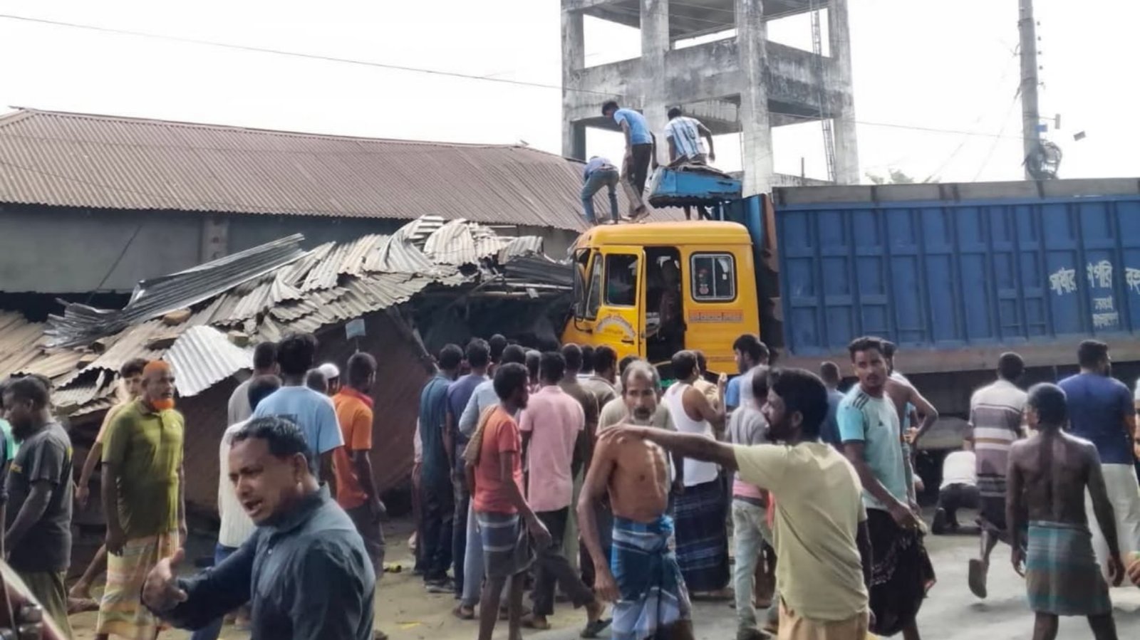 পাটগ্রামে ট্রাকচাপায় চারজনের মৃত্যু, আহত ৭