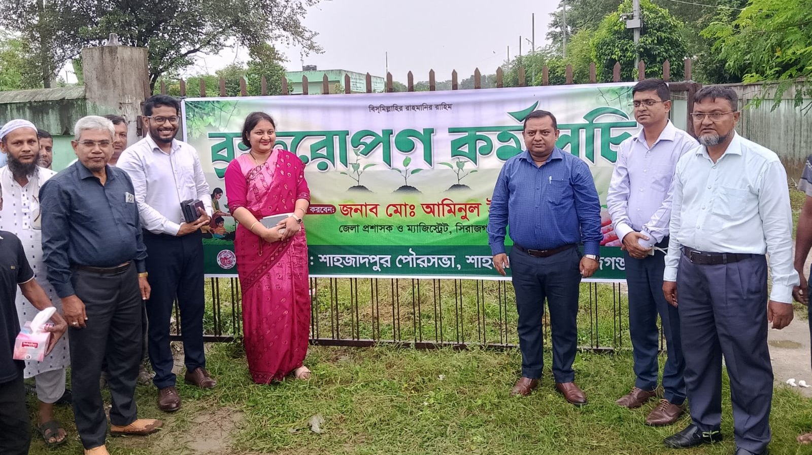 শাহজাদপুরে ল্যান্ডফিল এলাকায় জেলা প্রশাসকের বৃক্ষরোপণ