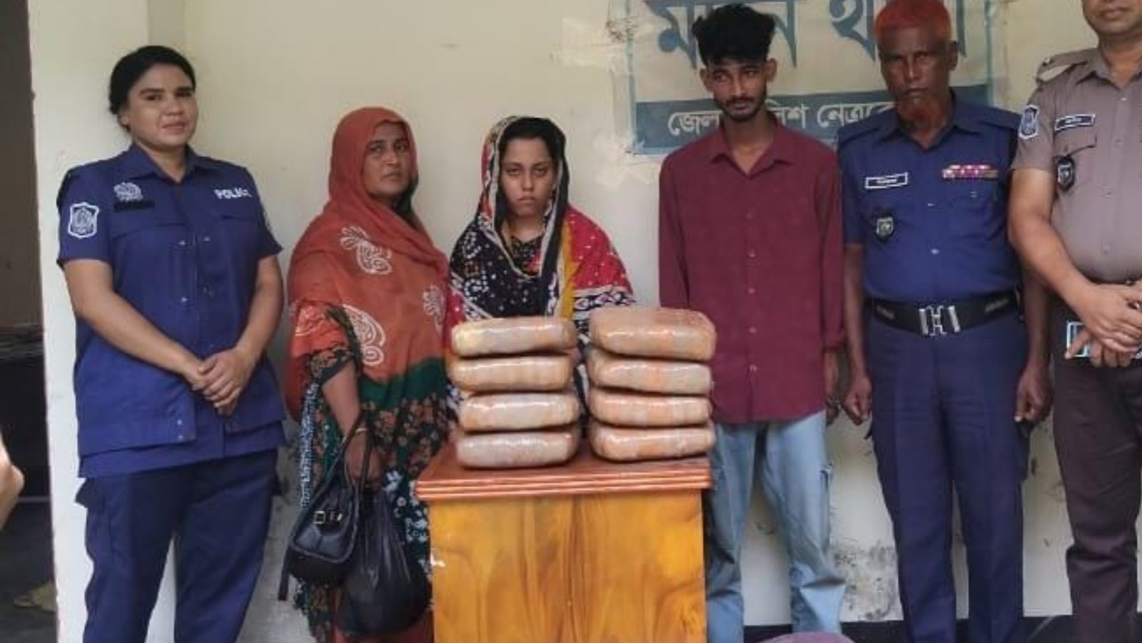 নেত্রকোনায় ২০ কেজি গাঁজাসহ নারীসহ আটক ৩