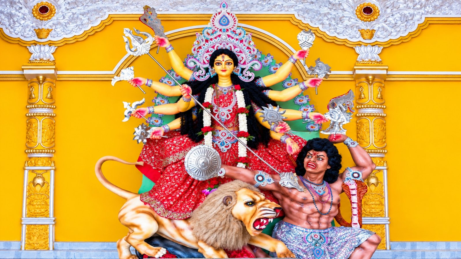 ষষ্ঠী পূজার মধ্য দিয়ে সনাতন ধর্মাবলম্বীদের প্রধান ধর্মীয় উৎসব দুর্গাপূজা শুরু