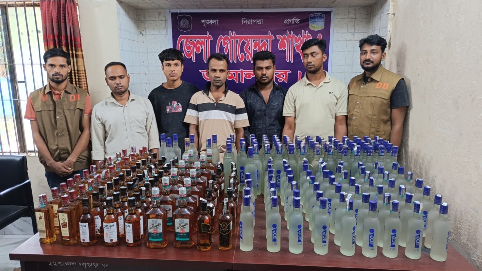 বকশীগঞ্জে ২১৭ বোতল ভারতীয় মদ উদ্ধার, ছাত্রদল নেতাসহ গ্রেপ্তার ৫