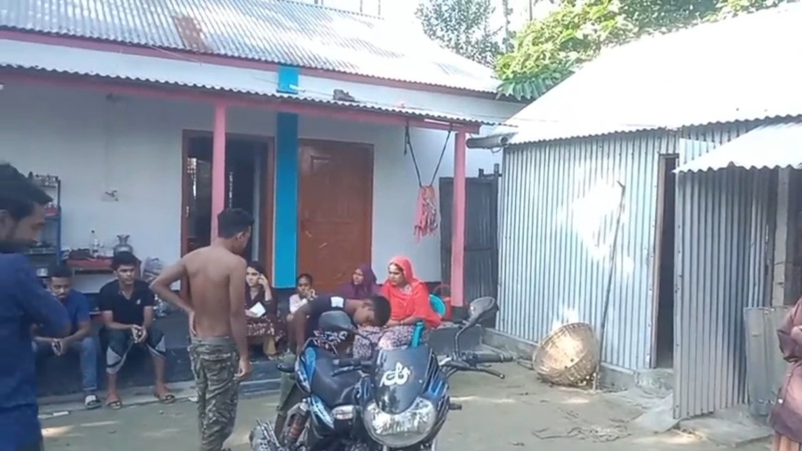 সরিষাবাড়ীতে গরু ডাকাতি, কুপিয়ে জখম ৫