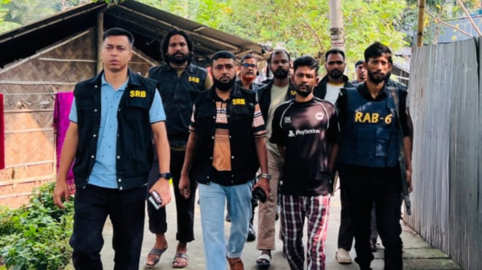 খুলনায় পুলিশ পরিদর্শককে কুপিয়ে জখম, মূল পরিকল্পনাকারীসহ গ্রেপ্তার ২