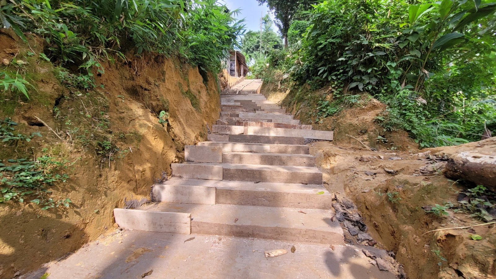 ২৩০ পরিবারকে নগদ সহায়তা, ঝুঁকিপূর্ণ পান পুঞ্জিতে নির্মাণ হচ্ছে সিঁড়ি