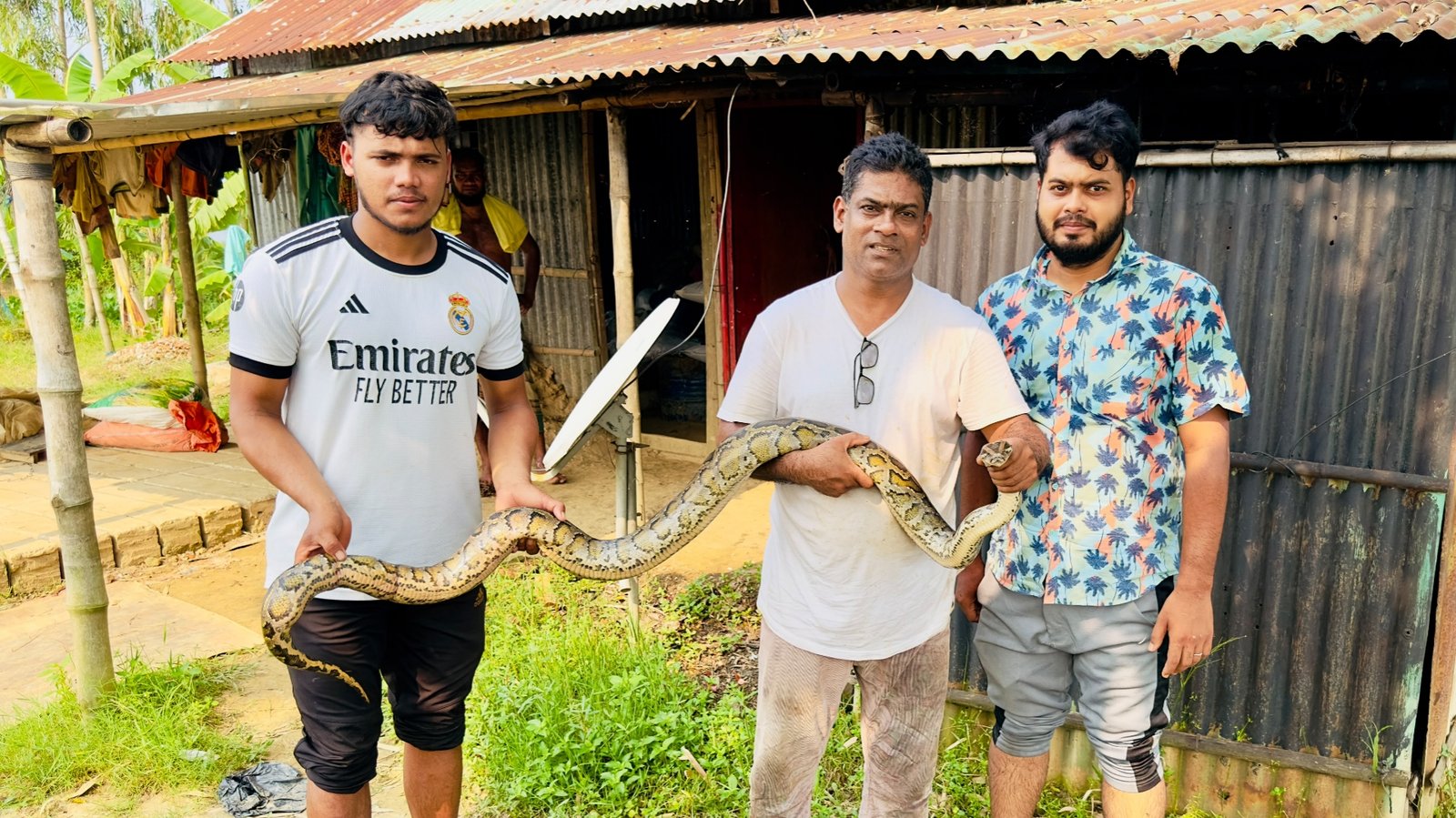 মাছ ধরার জালে আটকা অজগর উদ্ধার