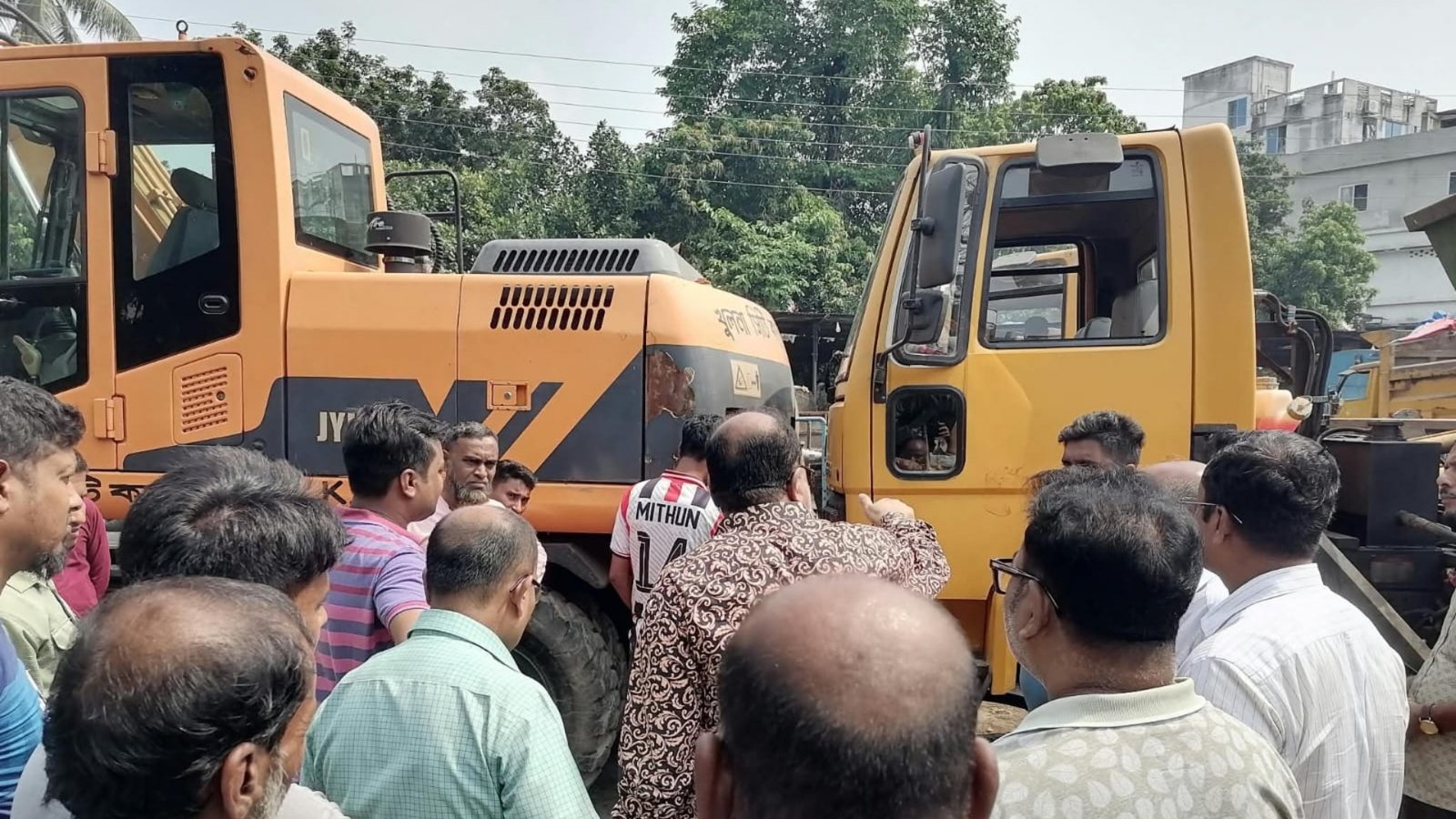 কেসিসির চালকের ধাক্কায় কেসিসির অপর চালক নিহত