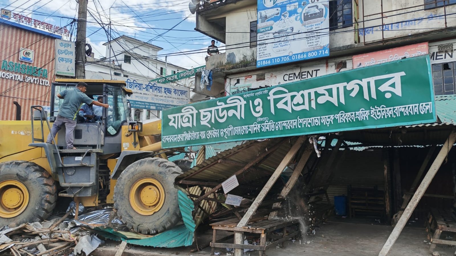 কেরানীহাটে অবৈধ দোকানপাট উচ্ছেদে অভিযান