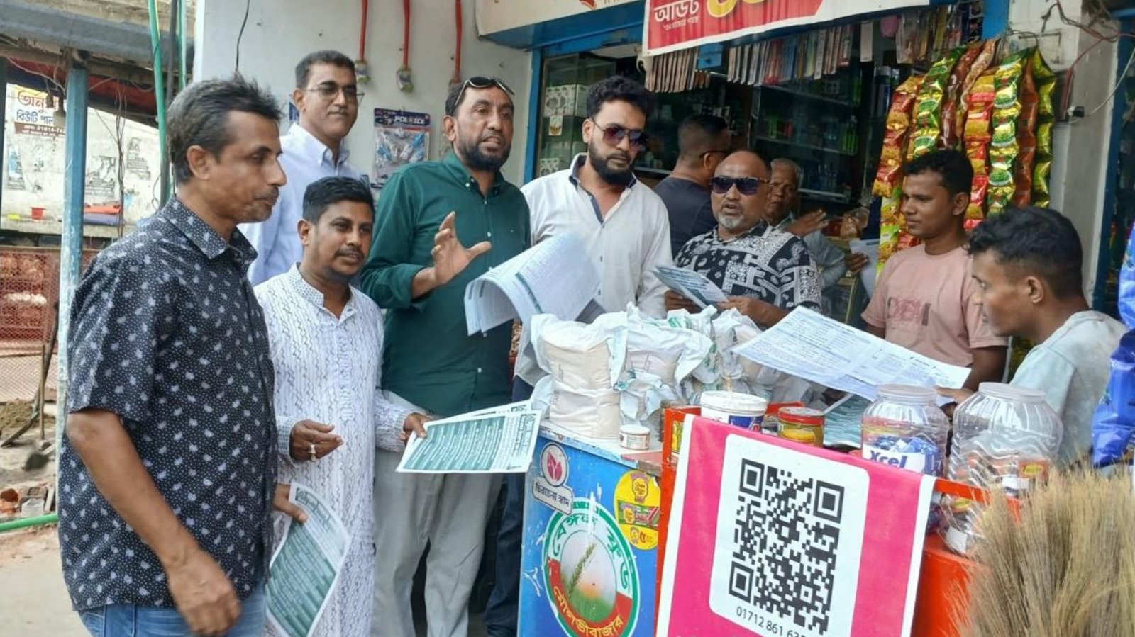 মৌলভীবাজারে স্বেচ্ছাসেবক দলের লিফলেট বিতরণ