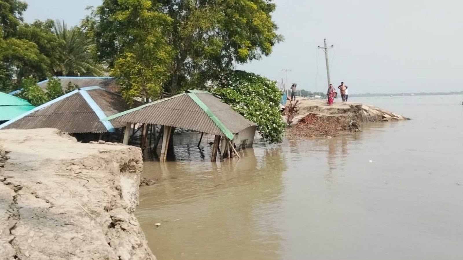 দাকোপে বেড়িবাঁধ ভেঙে ১৩ পরিবার ক্ষতিগ্রস্ত