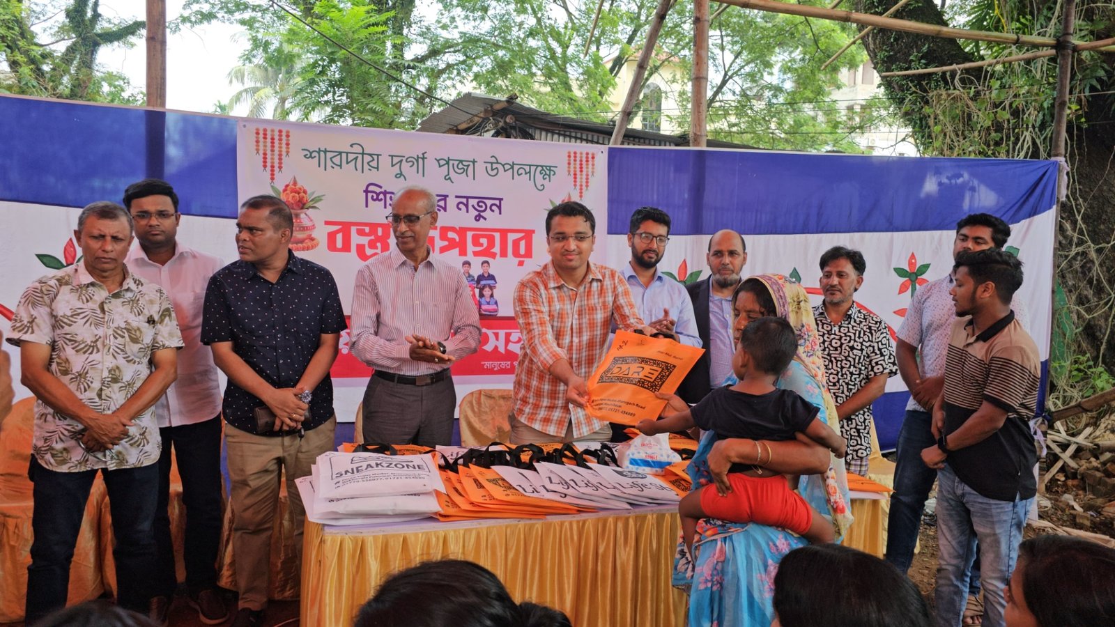শ্রীমঙ্গলে দুর্গাপূজা উপলক্ষে হরিজন পল্লির শিশুদের নতুন পোশাক বিতরণ