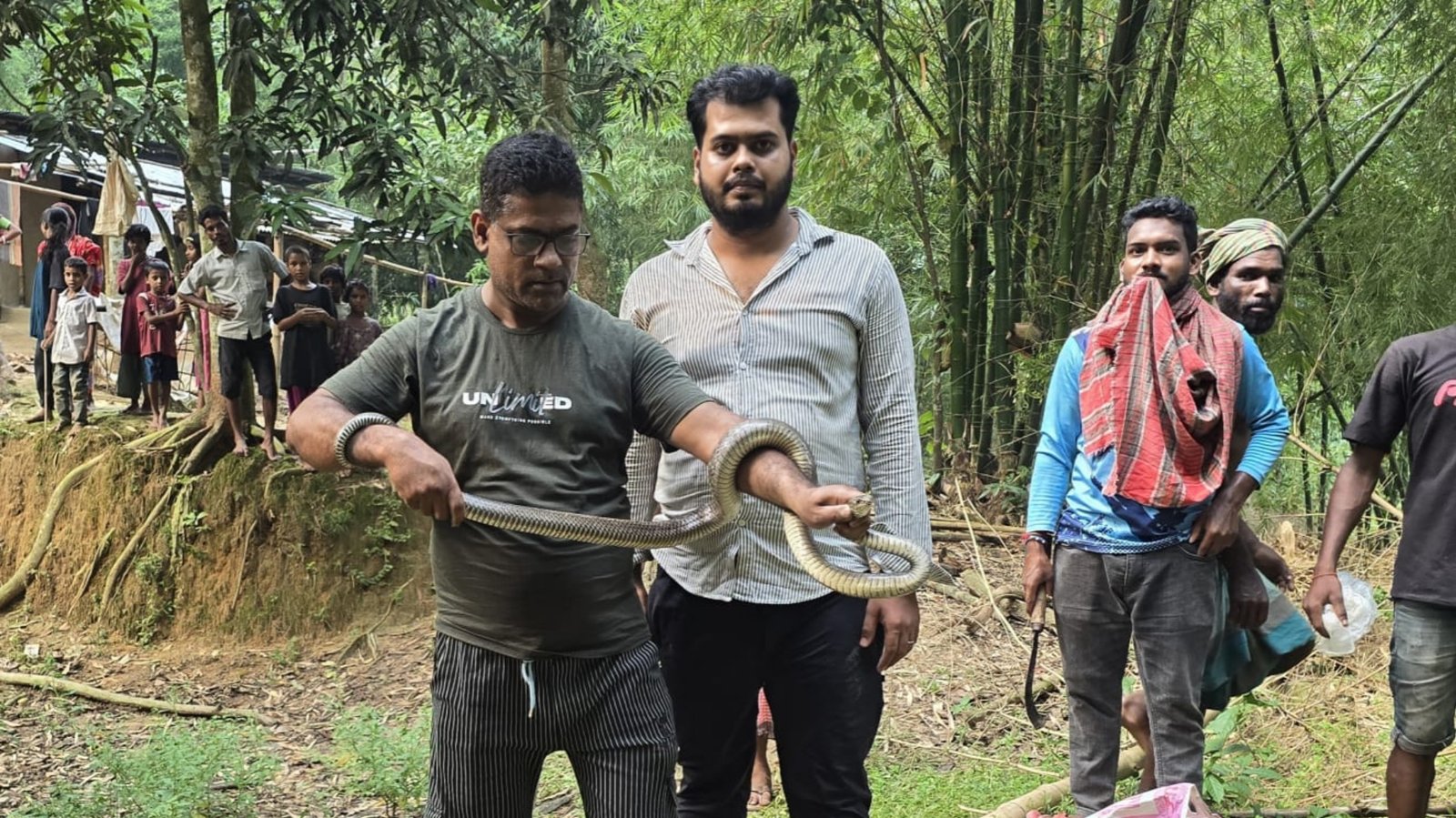 হবিগঞ্জে ৯ ফুট গভীর পরিত্যক্ত কুয়া থেকে দাঁড়াশ সাপ উদ্ধার