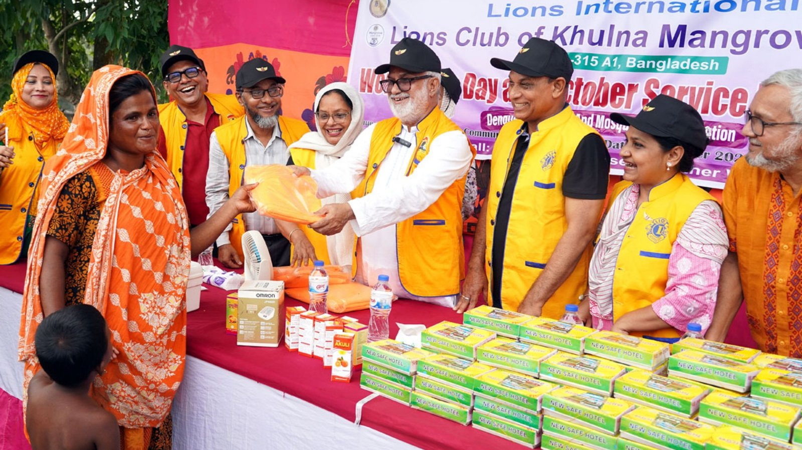 ডেঙ্গু প্রতিরোধে বেদে পল্লীতে মশারি, ওষুধ ও খাবার বিতরণ