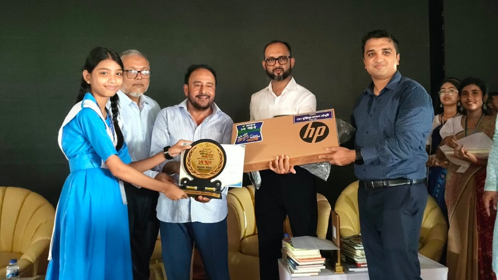 বই পড়ে ল্যাপটপ পেলেন ৮ শিক্ষার্থী