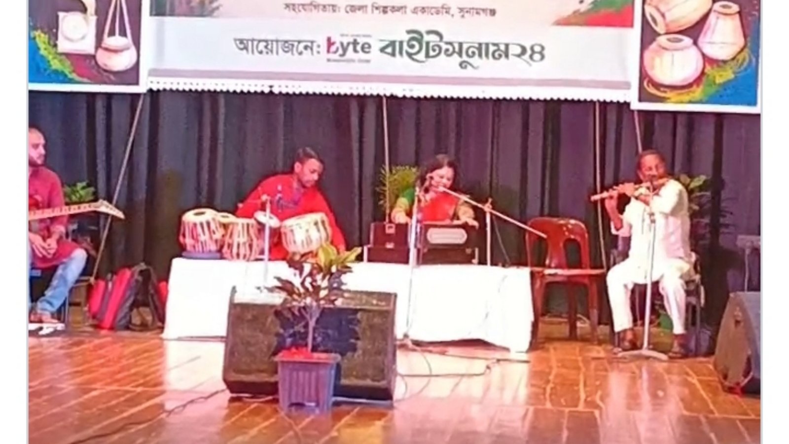 সুনামগঞ্জে ‘হারায়ে খুঁজি’: আধুনিক বাংলা গানে মুগ্ধ দর্শক